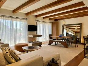 Luxury 2BR Condo AC Near Rosewood - 3 min walk